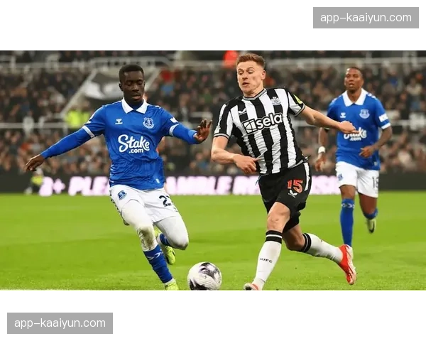 埃弗顿加纳与盖耶双后腰覆盖 中场拦截促成快速转换